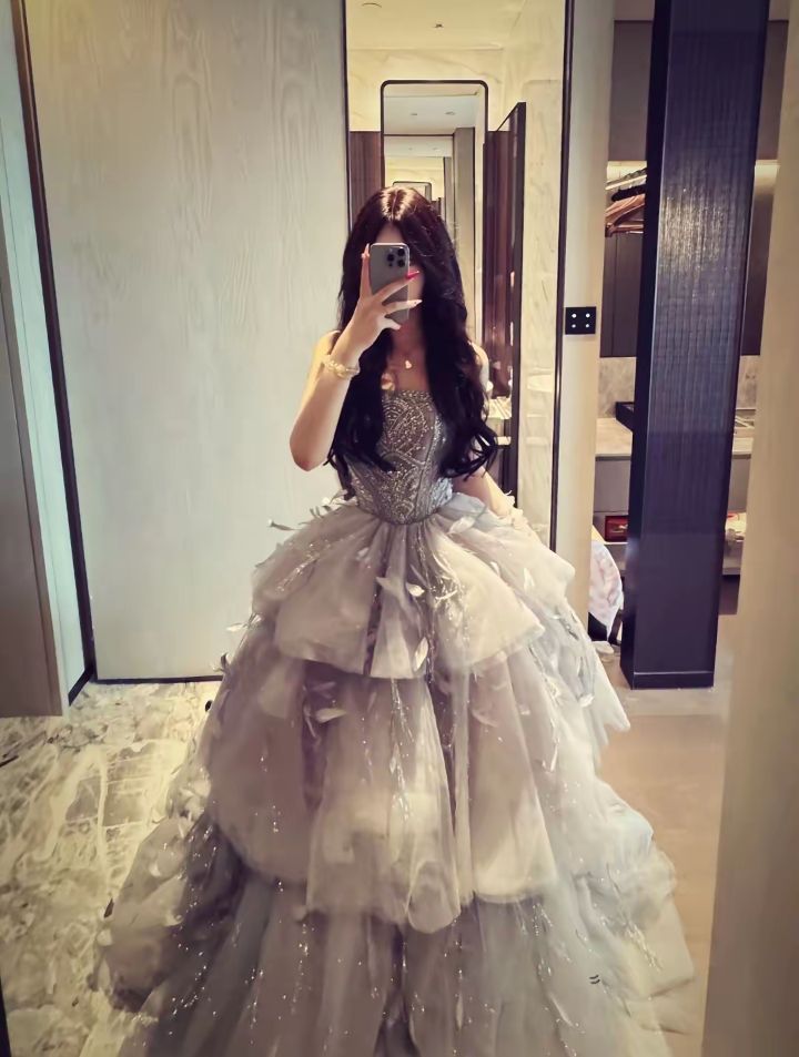 Elegantes Ballkleid aus silberfarbenem, perlenbesetztem, grauem Tüll – ein stilvolles Abendkleid für Teenager, perfekt für festliche Anlässe und Partys. AB1059