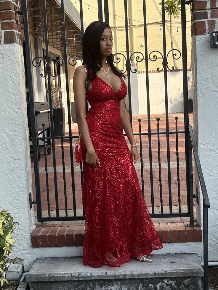 Robe de soirée longue à bretelles spaghetti bordeaux à sequins, style sirène sexy, pour jeunes filles noires - Inspiration pour les femmes noires - N140