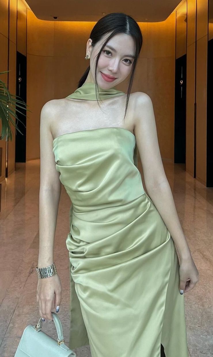Robe de bal longue sirène bustier en satin vert sauge à volants, idéale pour un 18e anniversaire. Robe de soirée N280