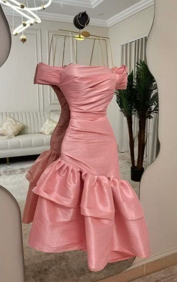 Sirène Intemporelle Épaules Dénudées Rose Midi Robe de Rentrée Lycée Freshman pour Bal de Promo RB4427
