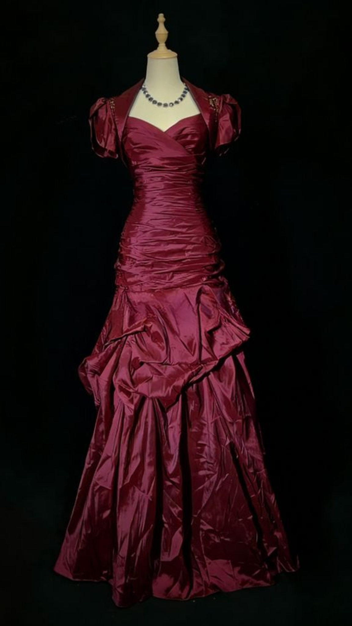 Magnifique robe de bal bordeaux à volants, style sirène, avec cape et décolleté N1791