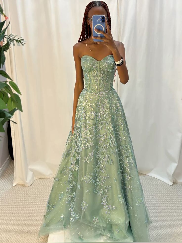 Elegantes, luxuriöses grünes Ballkleid in Bodenlänge mit Herzausschnitt und Perlenstickerei AB1838