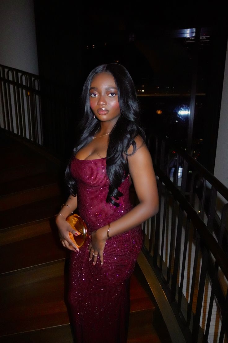 Robe de bal longue plissée bordeaux à sequins et bretelles sirène scintillantes, idéale pour une soirée d'anniversaire (20 ans) - N407