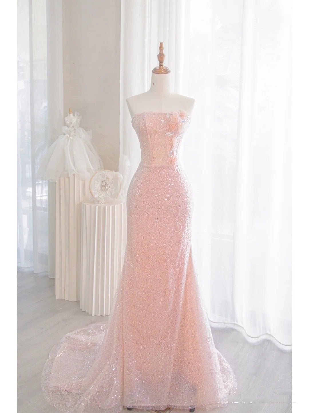 Elegantes, trägerloses, langes Meerjungfrauen-Abendkleid in zartem Rosa mit Pailletten, perfekt für Abschlussball und Tanz N047