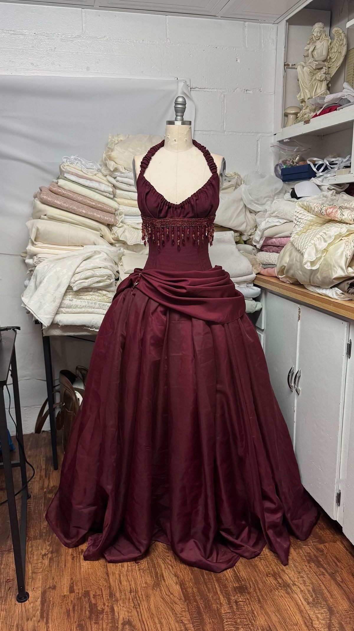 Robe de bal longue bordeaux en satin, dos nu, ravissante, idéale pour une quinceañera, un anniversaire de luxe ou une fête de 15 ou 16 ans (N113)