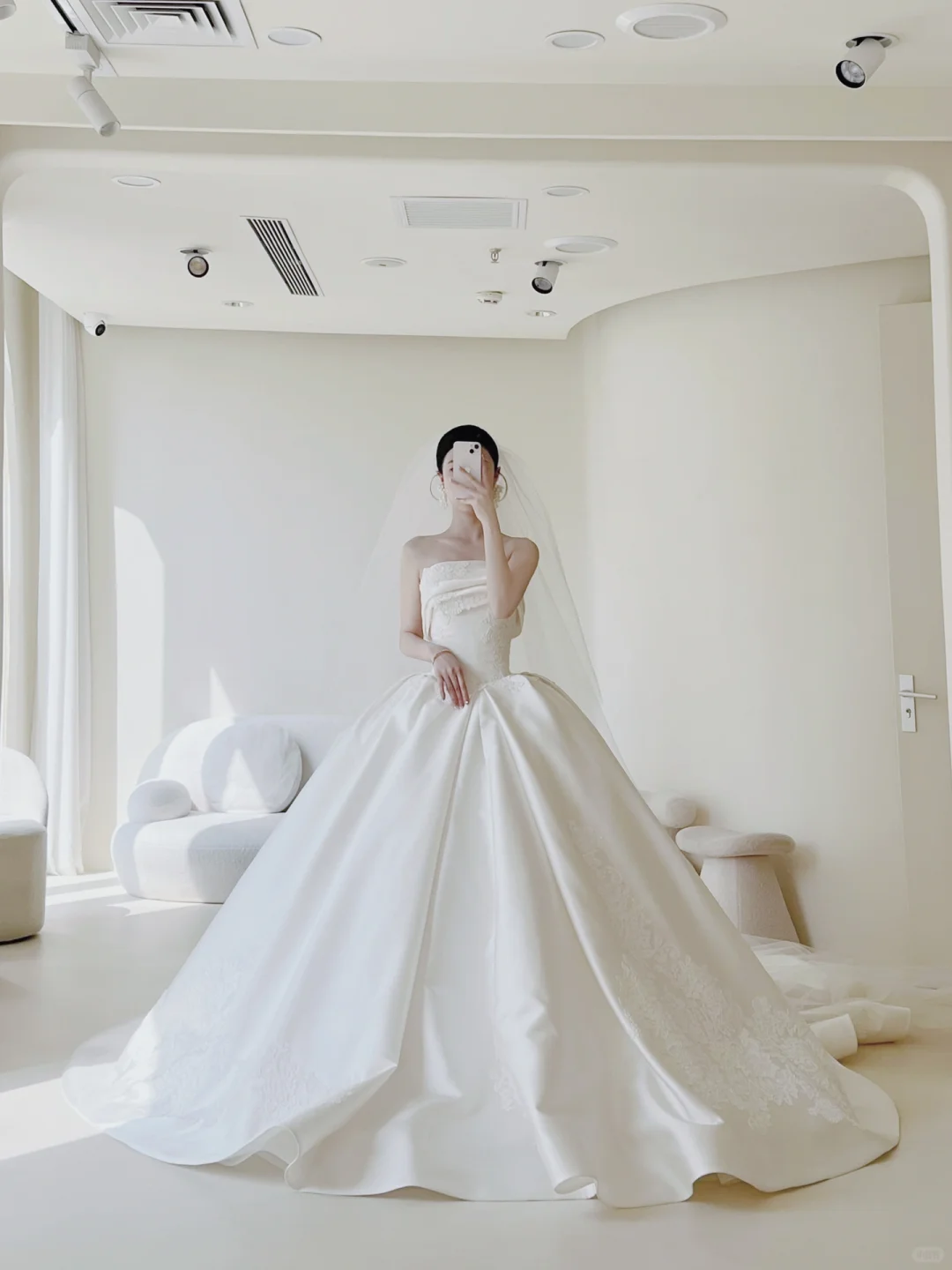 Prinzessinnen-Brautkleid mit Spitzenapplikationen, trägerloses Brautkleid, Ballkleid AB898