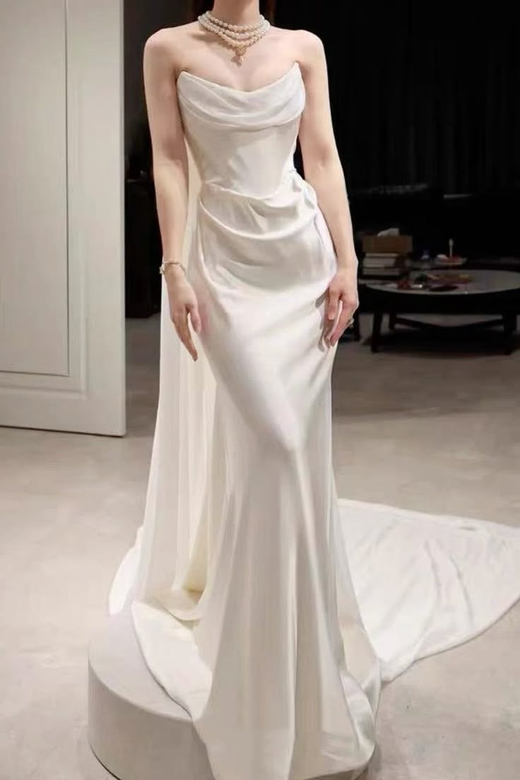 Meerjungfrauen-Brautkleid aus weißem, trägerlosem Satin, bodenlang, mit Falten, AB977