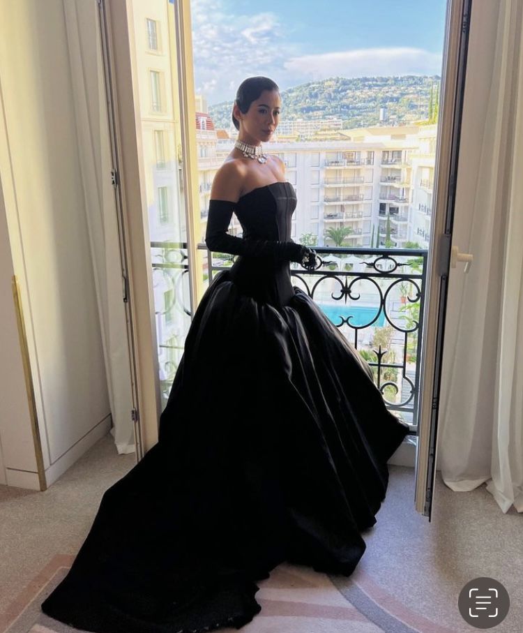 Elegantes, trägerloses, langes schwarzes Satin-Abendkleid mit Handschuhen – ein stilvolles Kleid für Teenager, ideal für festliche Anlässe und Partys. AB1105
