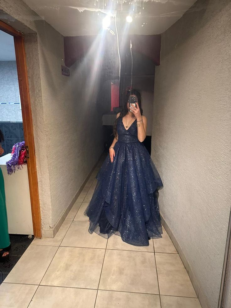 Elegantes Ballkleid mit V-Ausschnitt, marineblauer Tüll, ästhetisches Design für Teenager, festliche Kleider, Party-Outfits, Abiballkleid AB1115