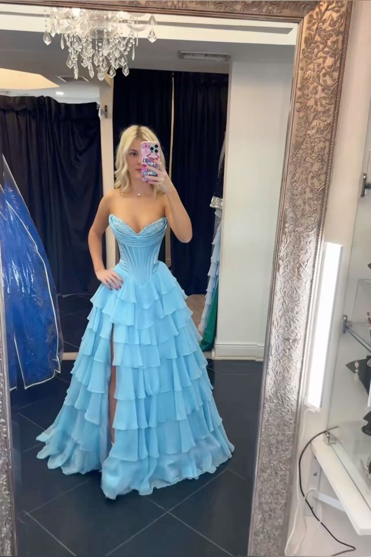 Elegantes Ballkleid aus hellblauem Chiffon mit Herzausschnitt und Schlitz – ein stilvolles Abendkleid für Teenager, ideal für festliche Anlässe und Partys. AB1064