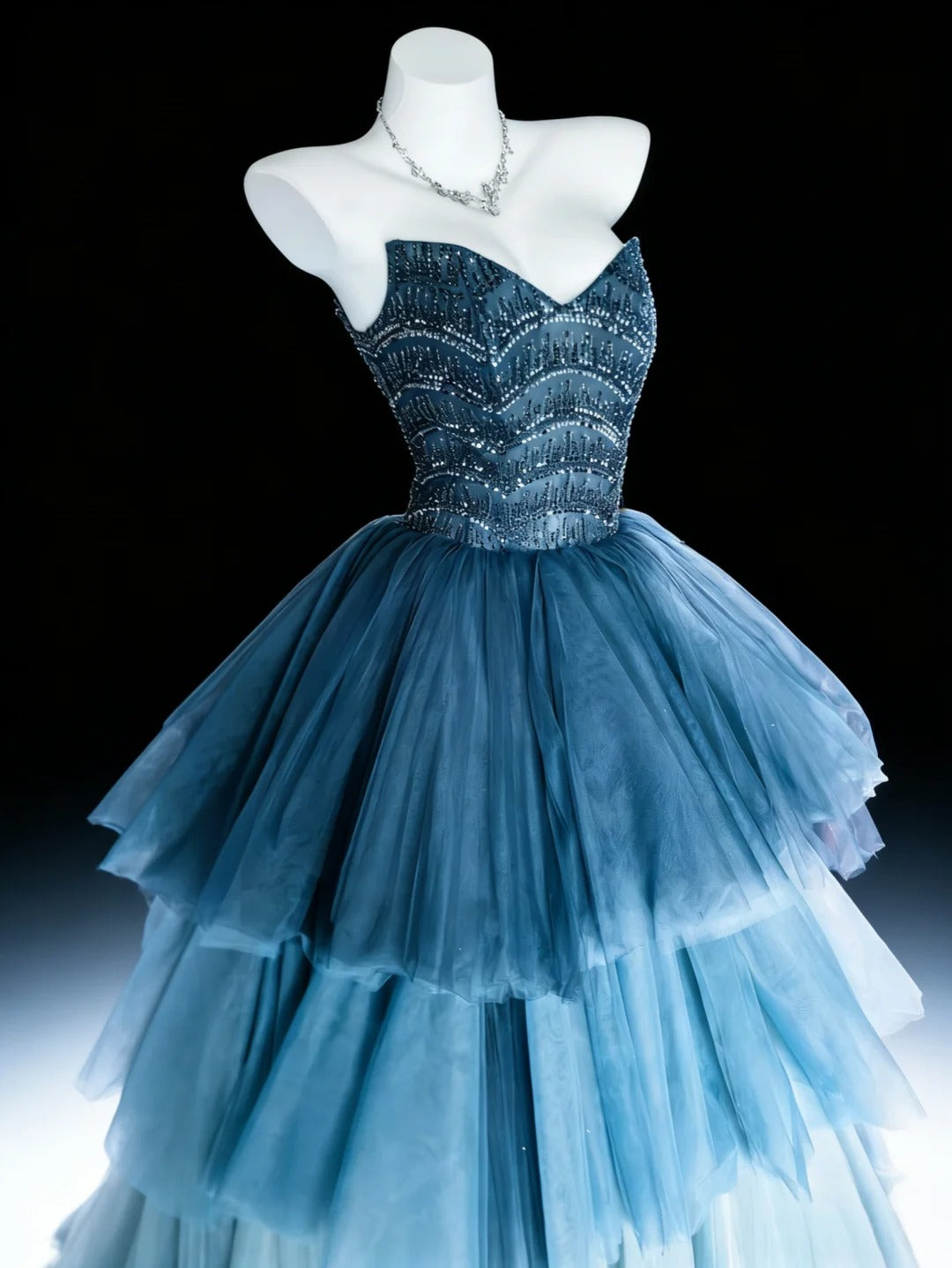 Bescheidene Ballkleider für den Abschlussball, herzförmiger Ausschnitt, marineblau, Tüll mit Lagen, Perlenbesatz, langes Quinceañera-Kleid N3055