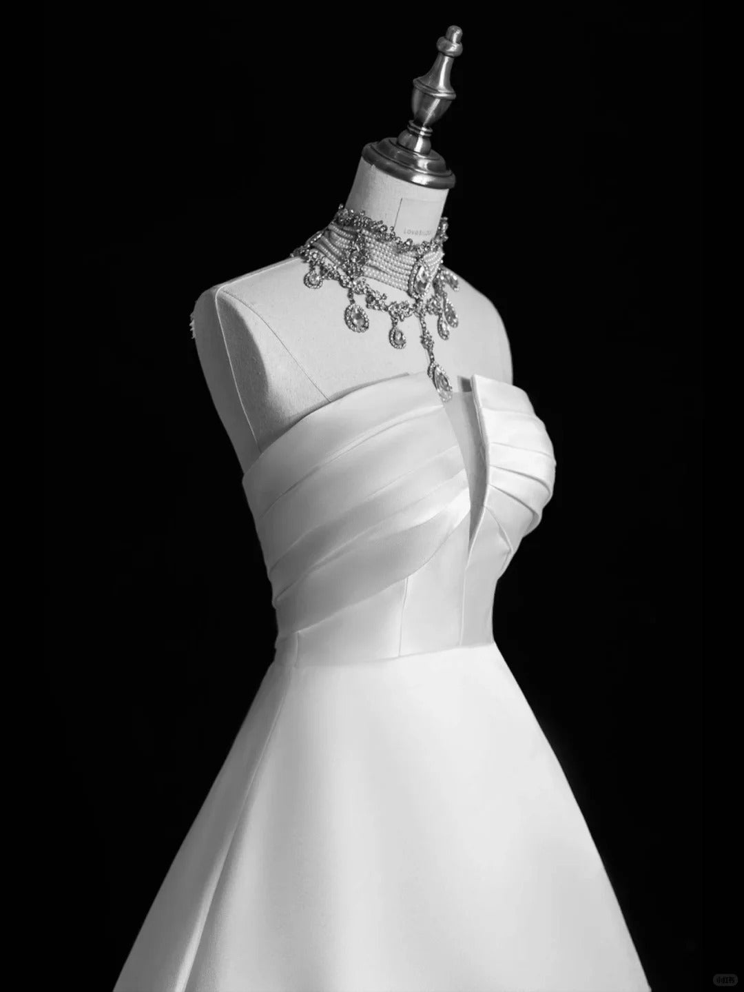Modern Minimalist Ball Gown Strapless White Satin With Buttons Long Brides Gown Bridal Dress Wedding Dresses Style RB6558
