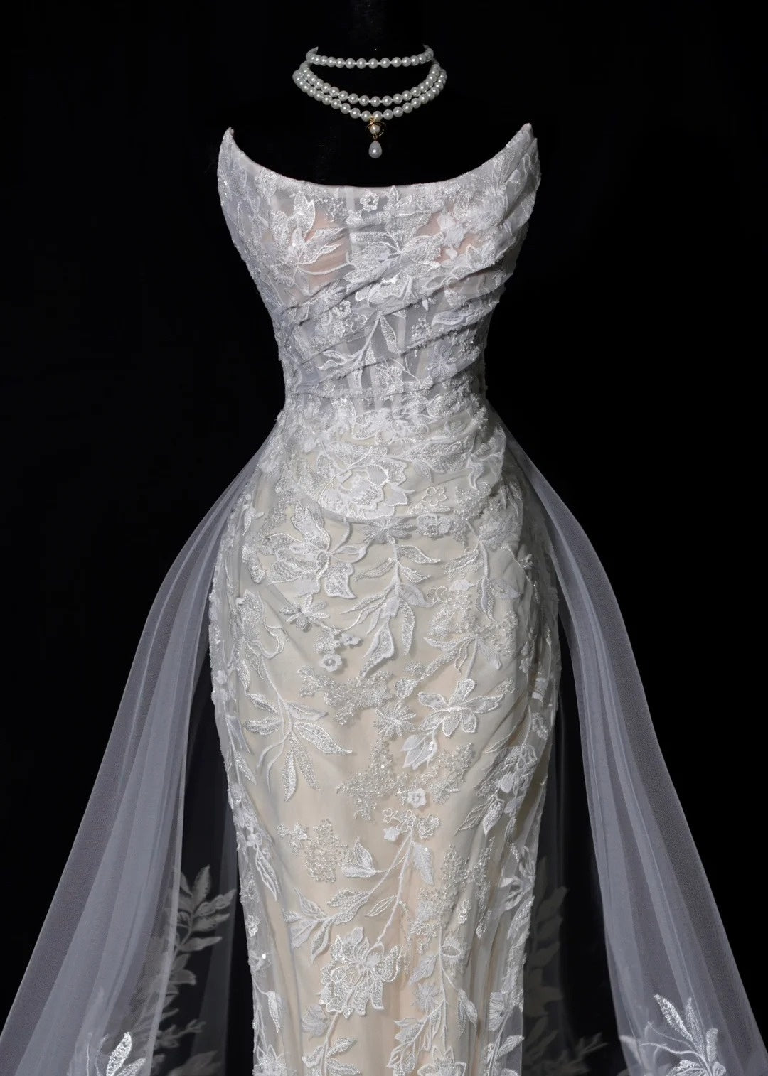 Chic Long Wedding Dresses White Mermaid Strapless Lace Long Wedding Dress For Brides Fitted With Train Bridal Gowns AB2476