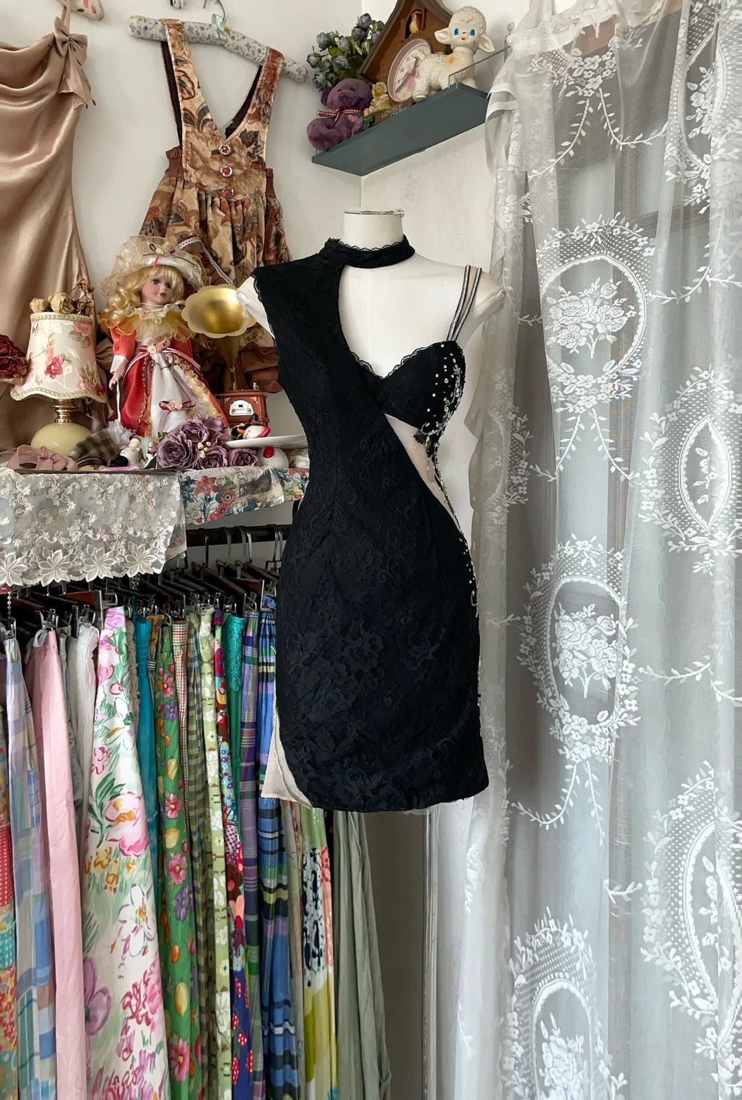 Einfaches Etuikleid mit Spaghettiträgern, schwarzer Spitze, kurzes Abschlussballkleid, Geburtstagskleid, Heimkehrkleid N3743