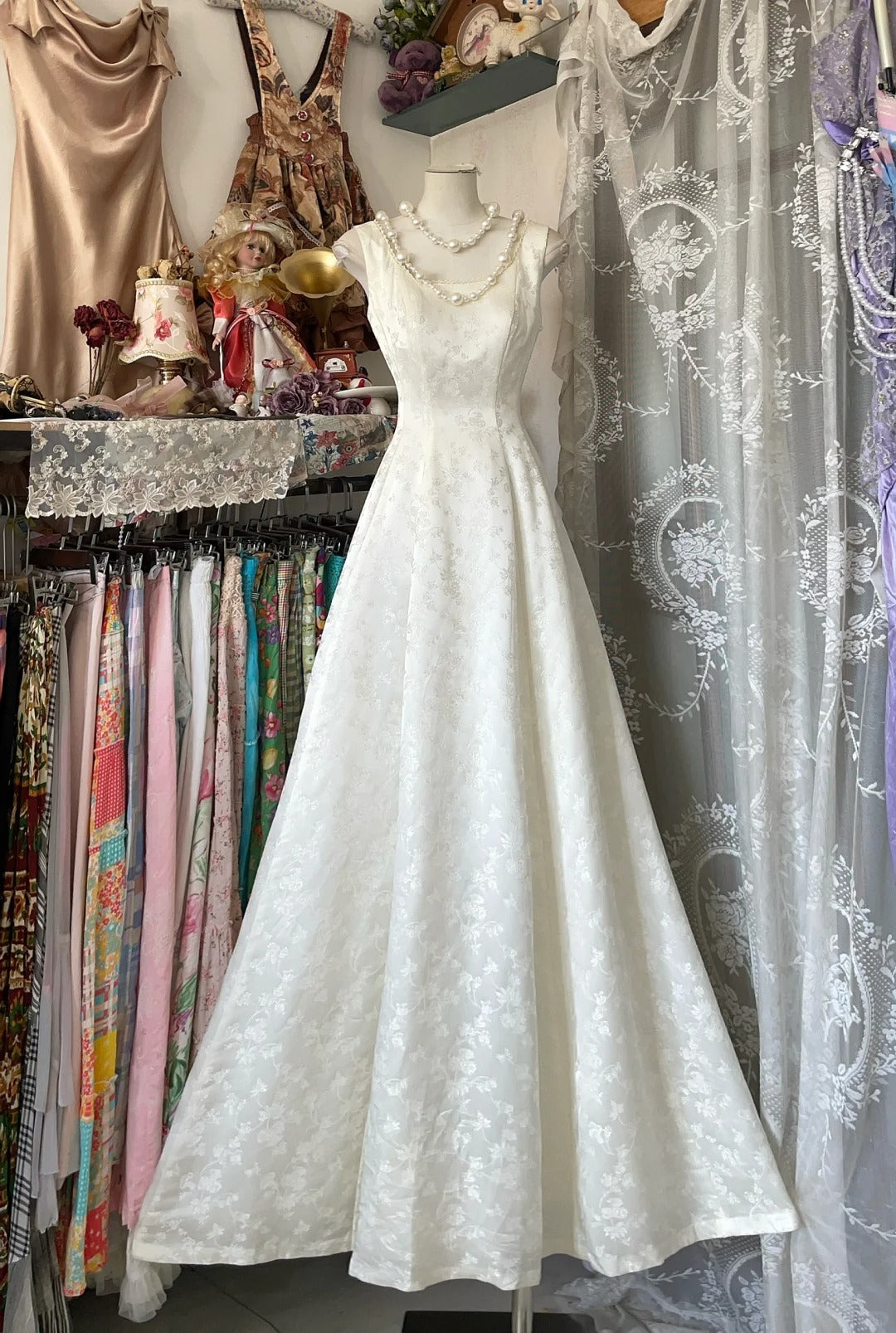Elegantes, weißes Abendkleid mit A-Linie, eckigem Ausschnitt und Spitze, ideal für festliche Anlässe wie Geburtstage, Partys und Abschlussbälle (Modell N1712)