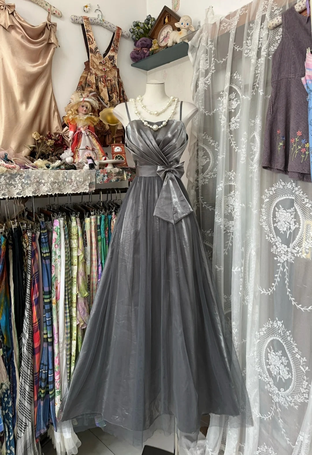 Robe de soirée vintage en tulle gris à fines bretelles et coupe trapèze, idéale pour un 19e anniversaire ou un bal de promo (N1739)