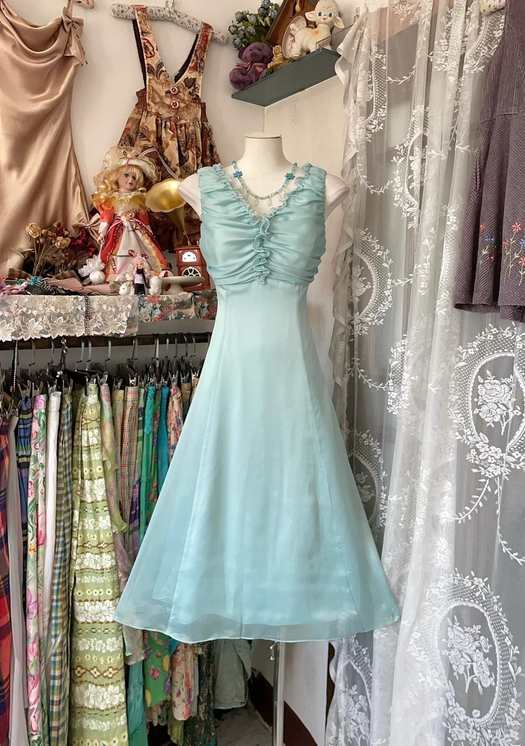Einfaches A-Linien-Neckholder-Kleid aus grünem Chiffon in Teelänge für Abschlussfeier, Geburtstag, Heimkehr N3756