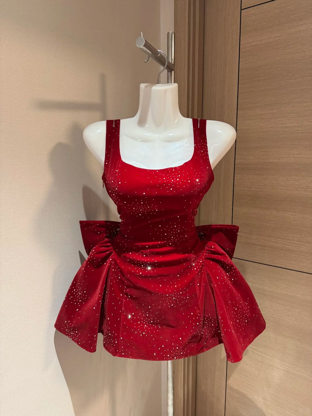Jolie robe de soirée courte en velours rouge à col carré, inspiration Rio, pour le bal de promo, idées de robes de retour, RB4036