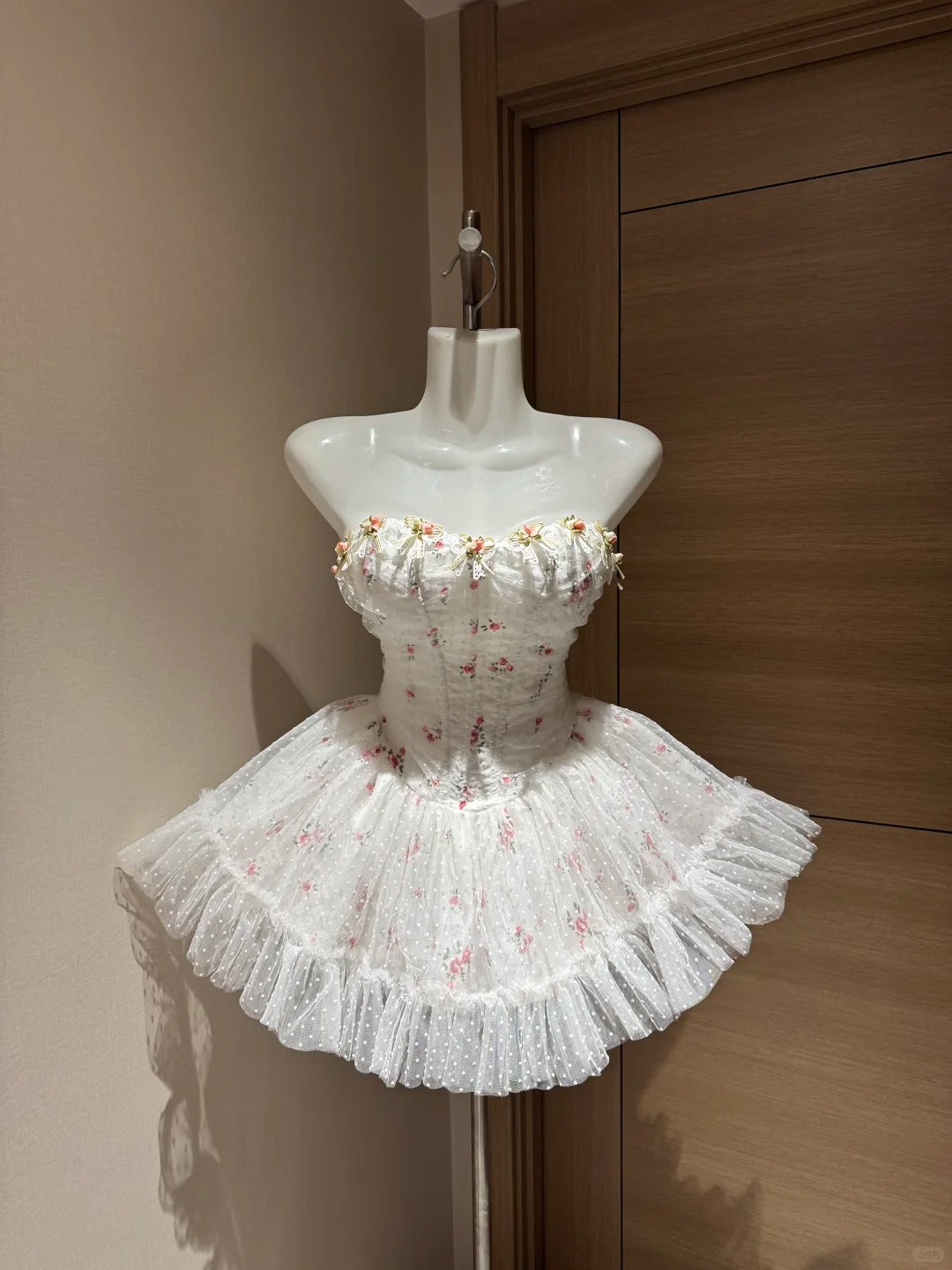 Mignonne Robe de Bal Bustier en Tulle Blanc avec Fleurs 3D Courte Nuit à Rio Inspo Robe Hoco Idées Robes de Rentrée RB4040