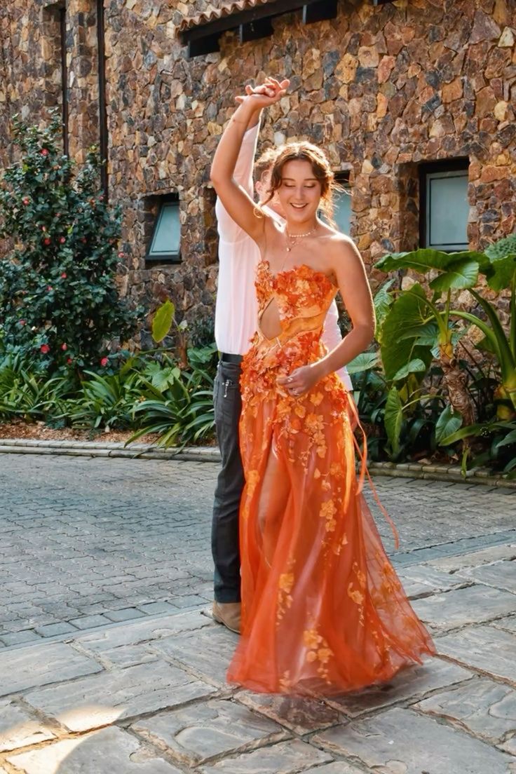 Robe de bal unique en tulle orange, coupe trapèze, décolleté cœur et fente. Inspiration pour une robe de soirée ou de remise de diplôme originale (N120).