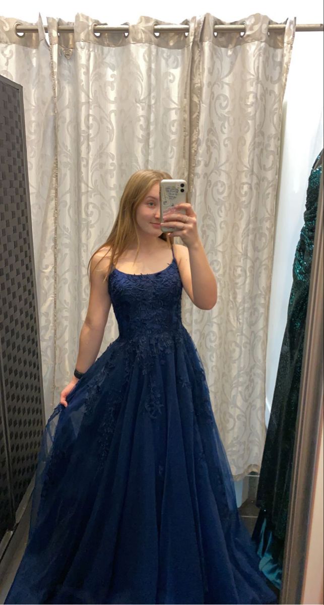 Elegantes, langes, formelles A-Linien-Abendkleid mit Spaghettiträgern, Spitze und floralen Applikationen AB1600