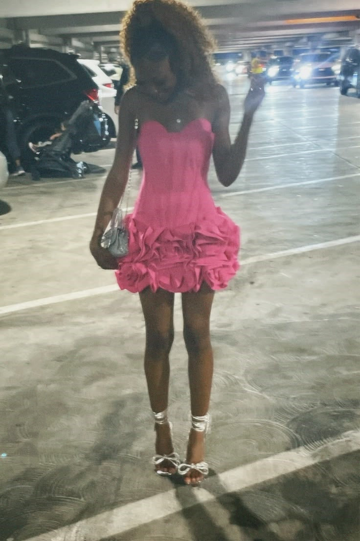 Robe courte moulante rose fuchsia avec décolleté en cœur, détails volantés, inspiration tenue de soirée, robe de bal de promo RB4106