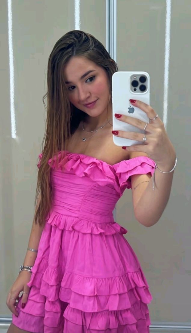Wunderschönes A-Linien-Off-Shoulder-Kleid aus pinkfarbenem Satin mit Stufenrüschen für den Abschlussball (12. Klasse), kurzes Mini-Heimkehrkleid im ästhetischen Stil RB4387