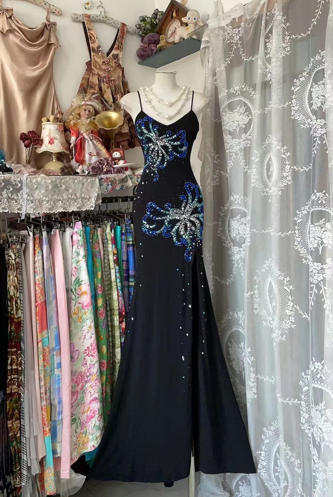 Elegantes Pailletten-Abendkleid mit Spaghettiträgern, Etuikleid aus Chiffon, AB1859