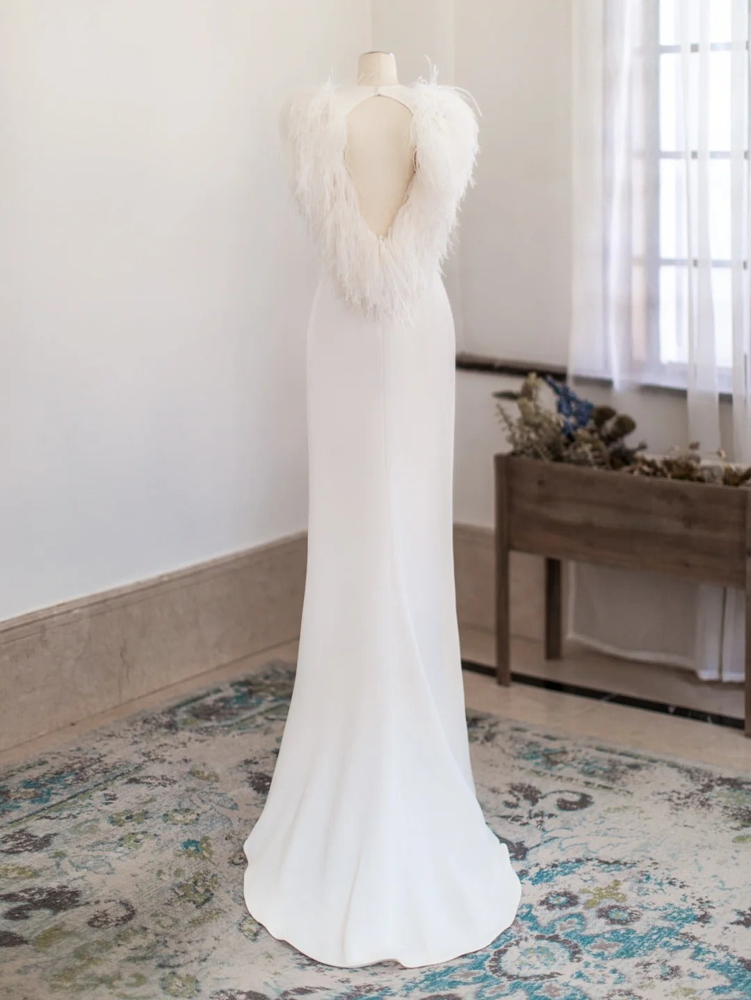 Robe de mariée longue en satin chic dos nu avec plumes, col dégagé, blanche, pour l'été RB3982
