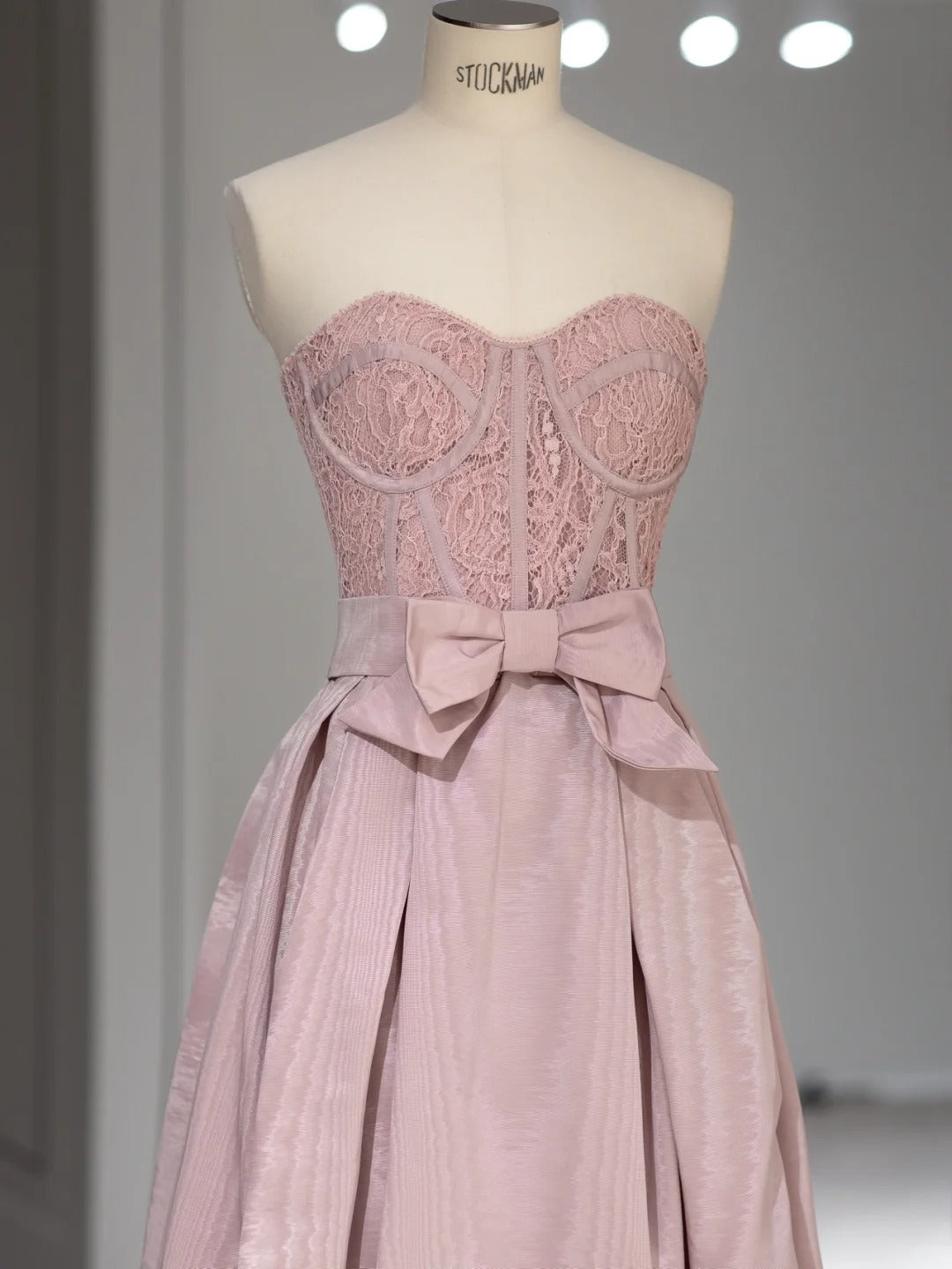Robes de bal de fin d'année longues en dentelle rose élégantes avec décolleté en cœur et coupe trapèze - Tenues de soirée Inspo RB4003