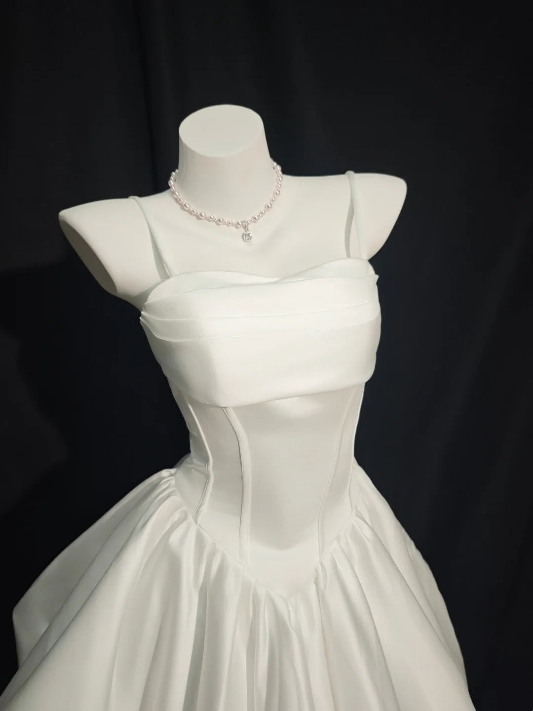 Robe de Bal Romantique Bretelles Fines Blanche Satin Courte Inspiration Senior Bal de Promo Lycée Robes de Rentrée N4495