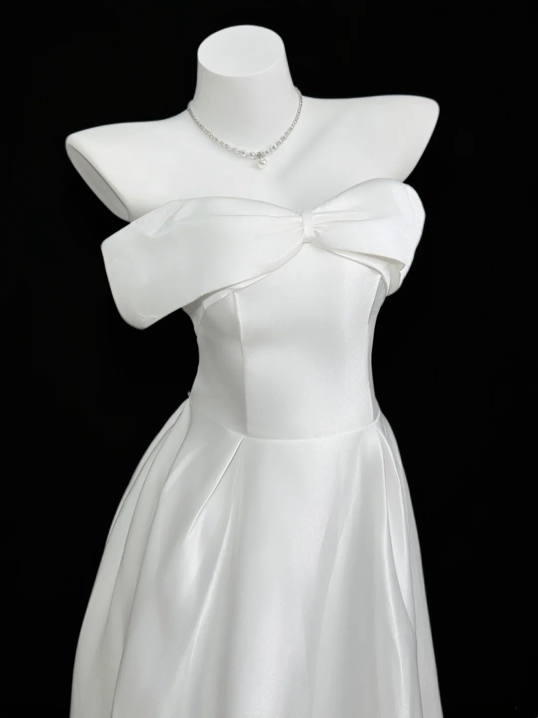 Süßes A-Linien-Kleid schulterfrei, aus weißem Satin, für Sommer, Strand, Frühling, Sommerveranstaltungen, Hochzeitsgäste, RB4357