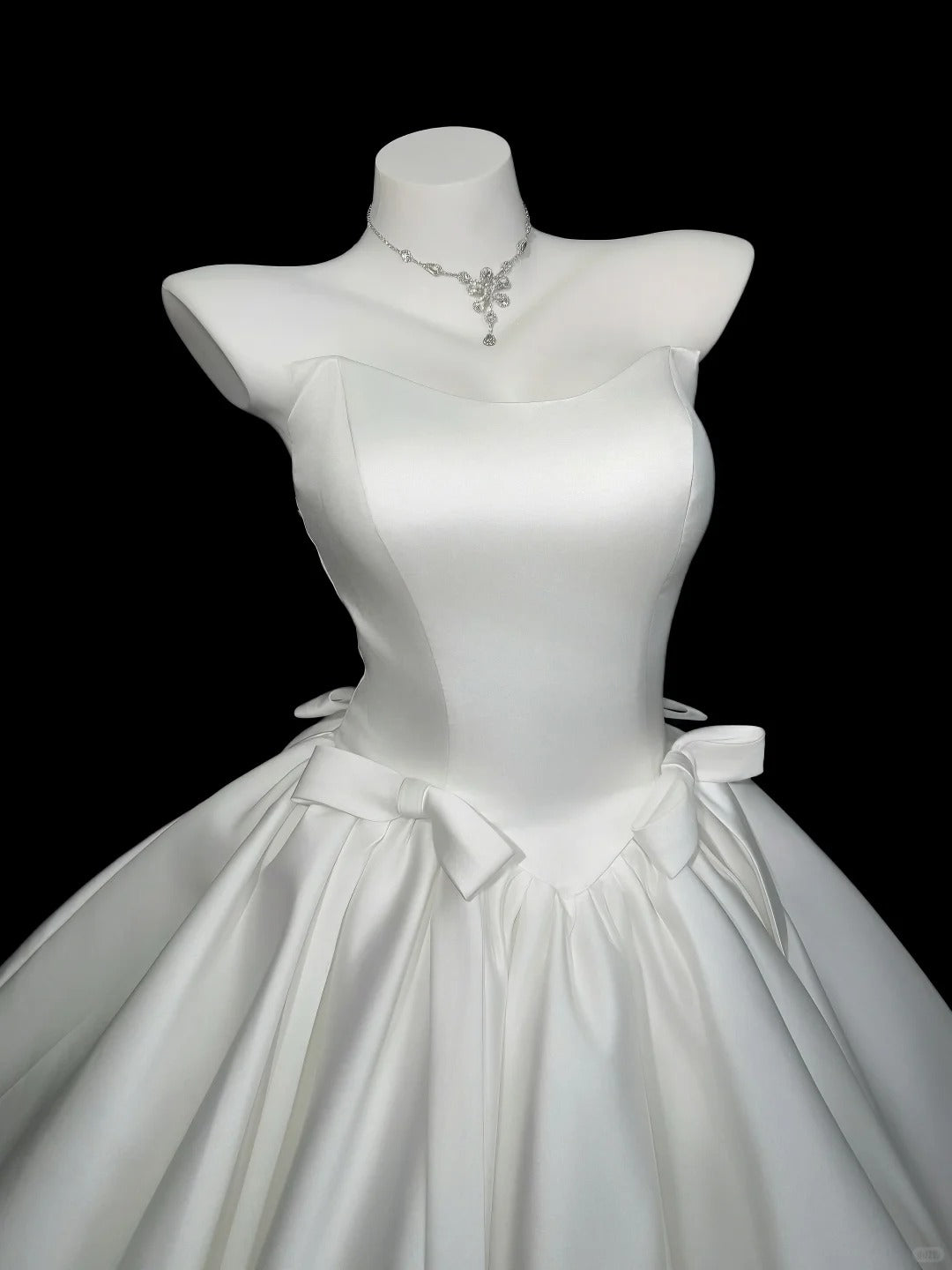 Romantisches Ballkleid, trägerlos, weißes Satin, kurzes Abschlusskleid für die Oberstufe, Homecoming Kleider N4527