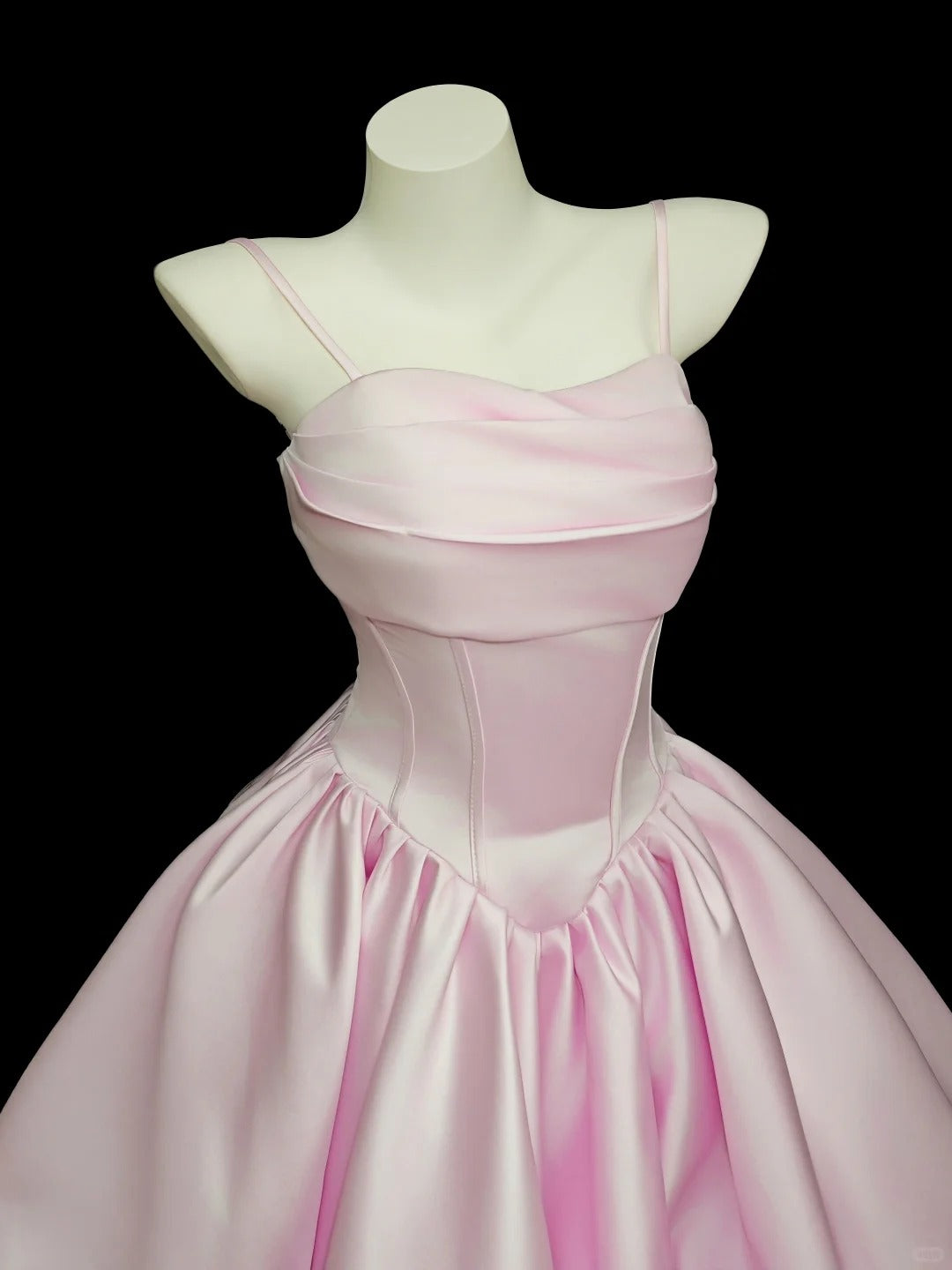 Romantisches Ballkleid Spaghettiträger Rosa Satin Abschlussball Kurz Abschlussfeier Schulballkleider N4505