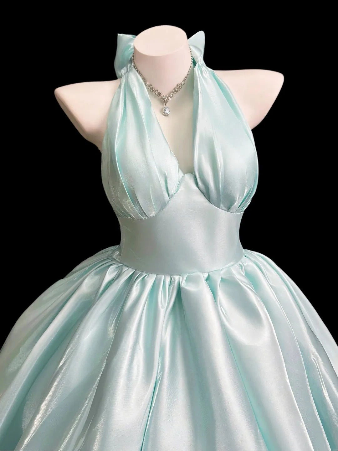 Robe de bal romantique licou vert sauge clair pour finissante, courte, pour bal de fin d'études secondaires N4525