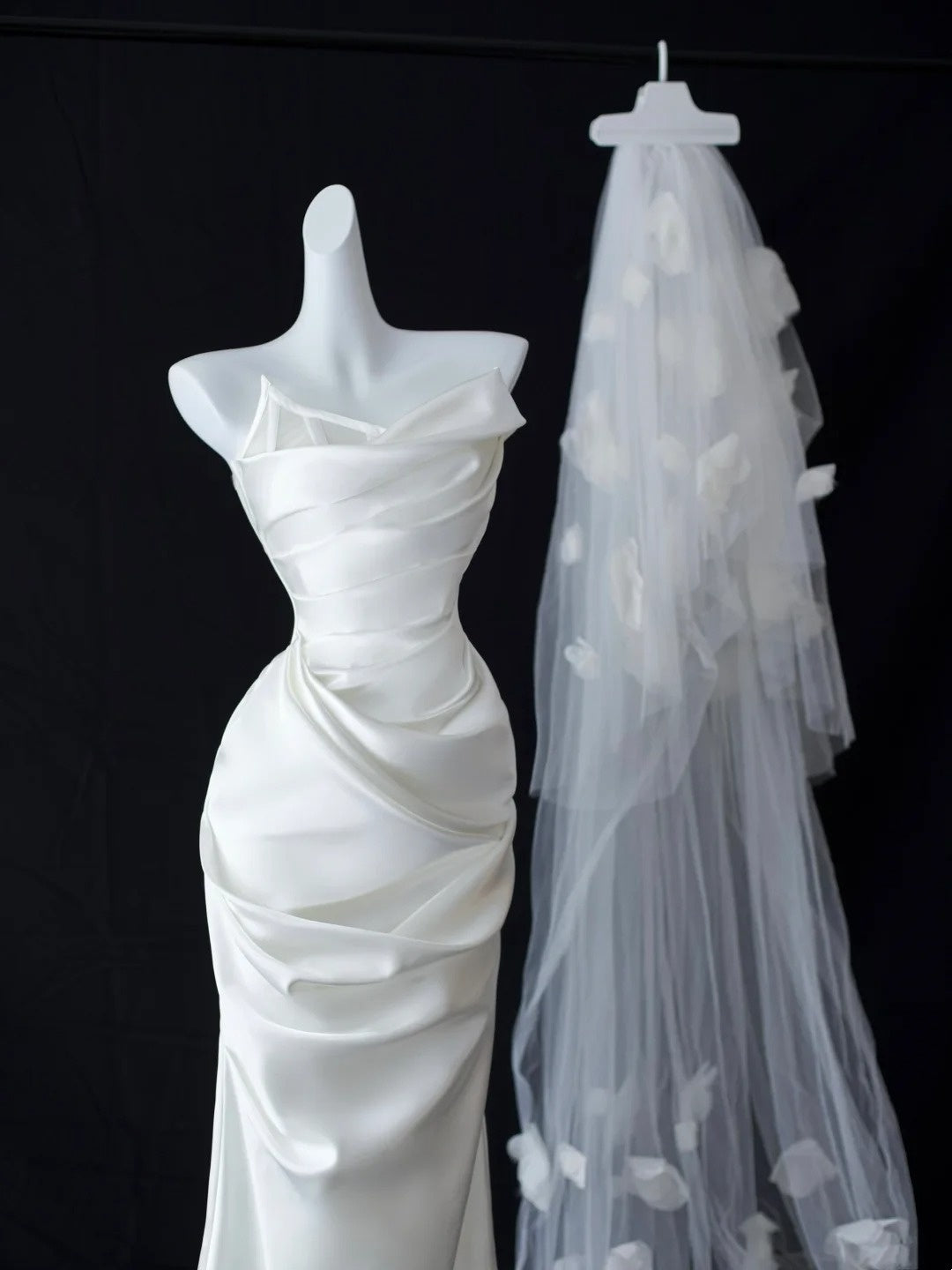Einfache Brautkleider Meerjungfrau Trägerlos Weißer Satin Mit Rüschen Lang Hochzeitskleid N2952