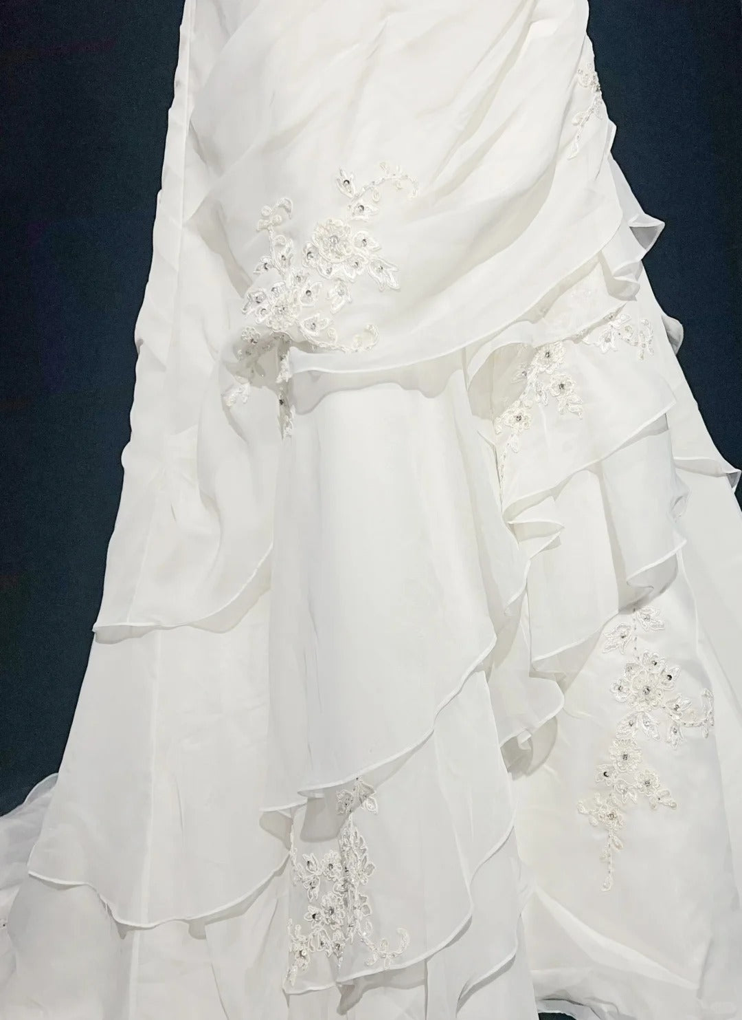 Robes de mariée intemporelles, coupe trapèze, bustier, mousseline blanche avec longue traîne à volants N3008