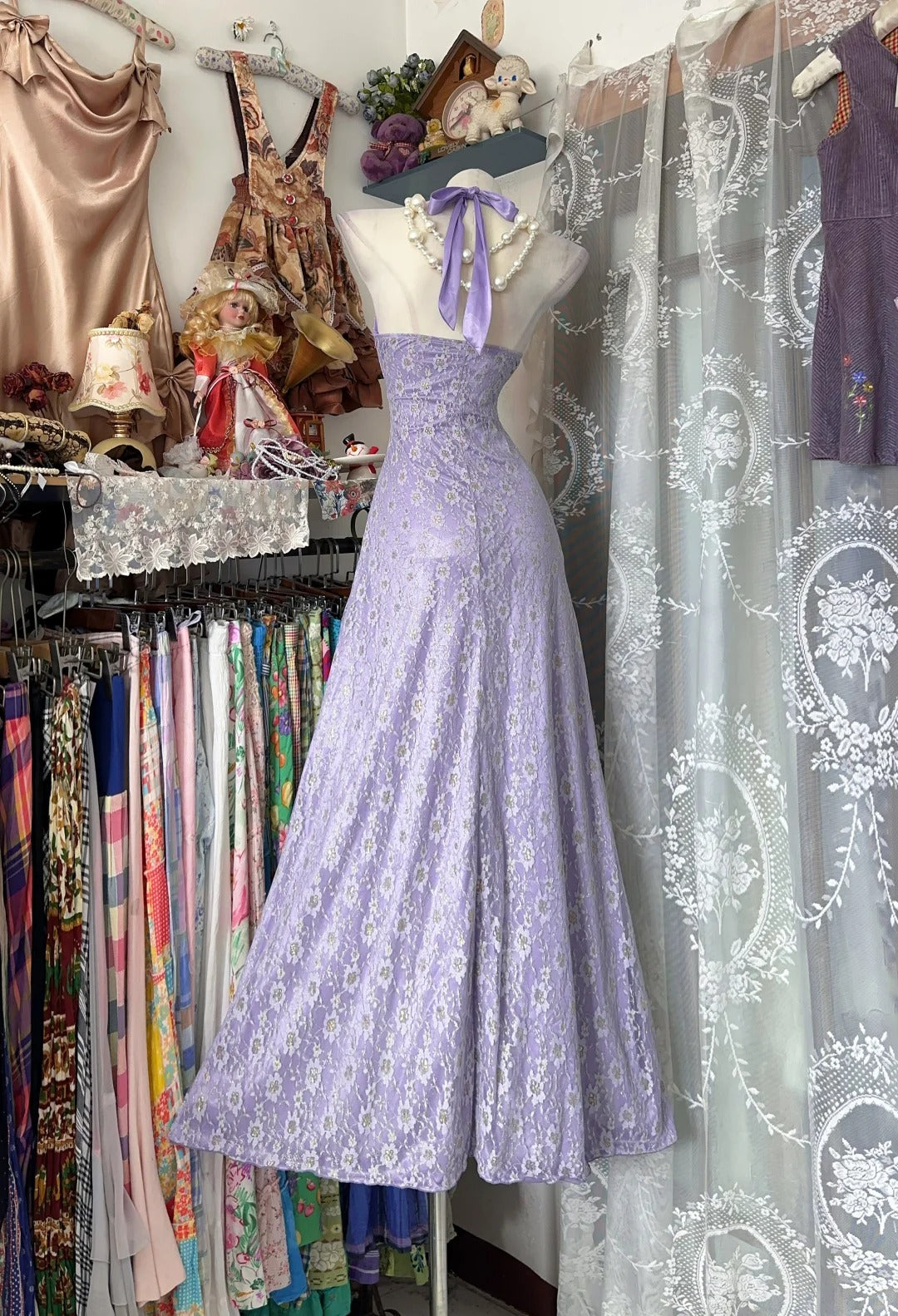 Elegante Abschlussballkleider Meerjungfrau Neckholder Flieder Spitze Ärmellos Lange Formelle Abendgarderobe N3775