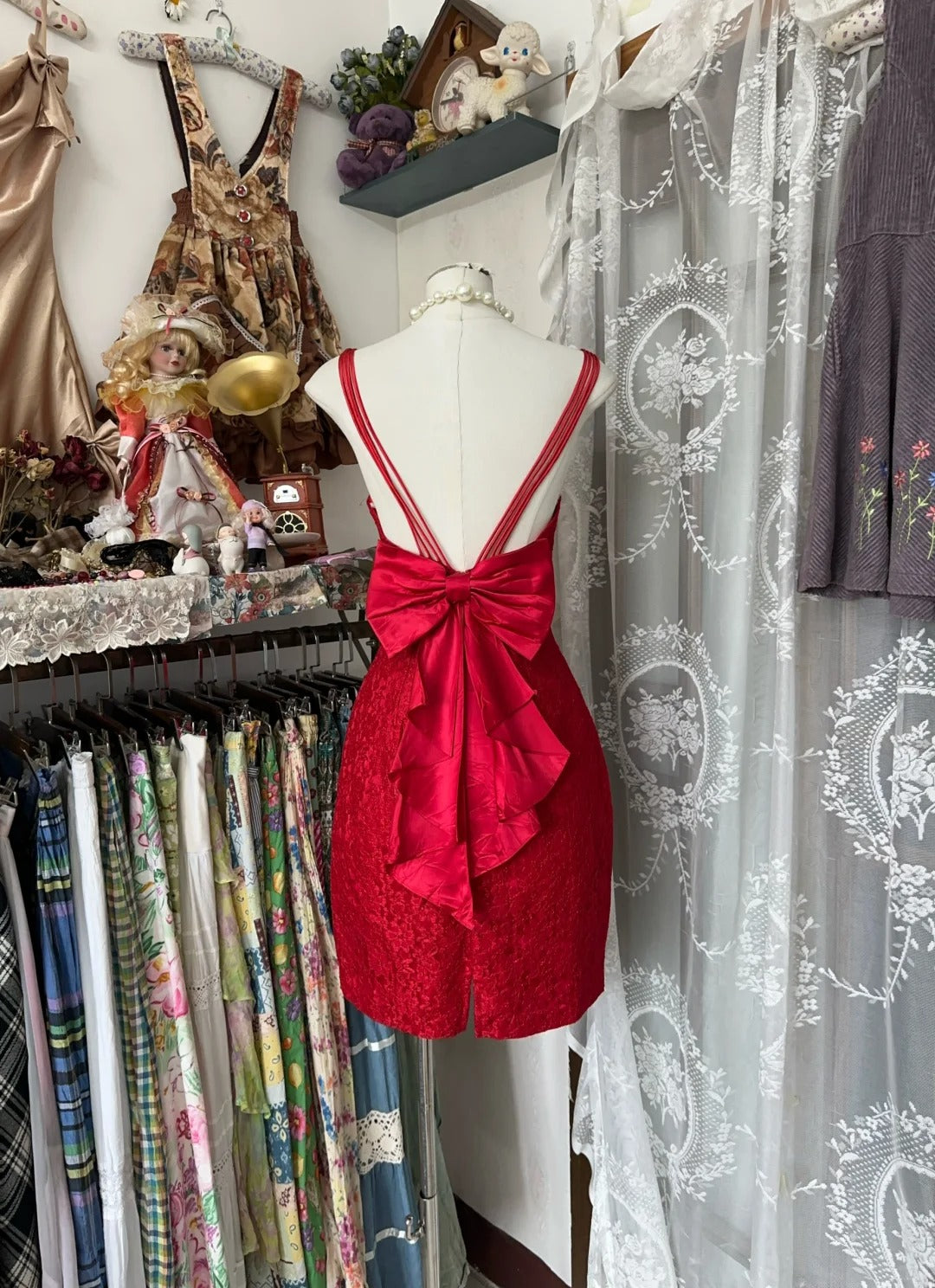 Schlichte Etui-Träger-Kleid Rot Satin Kurz Abschlussfeier Geburtstag Ballkleider Homecoming Kleider N3742