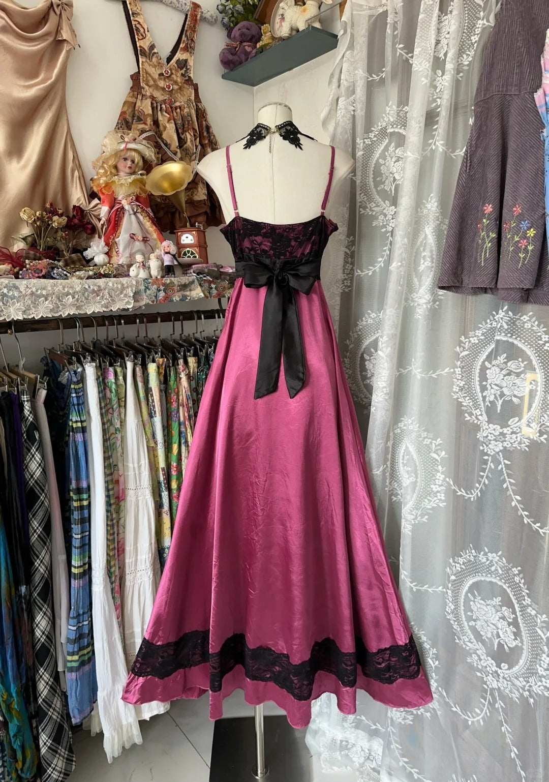 Elegante Abschlussballkleider A-Linie Spaghettiträger Rosa Satin mit schwarzer Spitze Lange formelle Abendkleider N3738