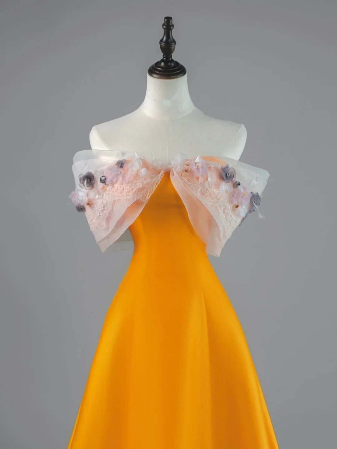 Robe de bal longue en satin orange, coupe trapèze, épaules dénudées, ornée de dentelle appliquée, référence N682