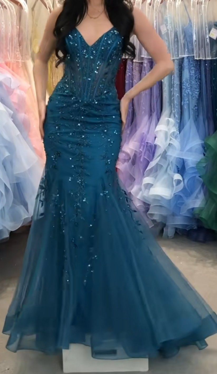 Elegantes, figurschmeichelndes, dunkelgrünes Tüll-Abendkleid, bodenlang, online erhältlich (AB1687)