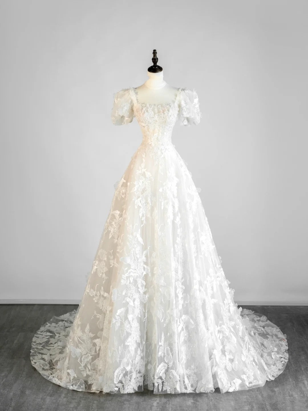 Robe de mariée féerique, style bal, col carré, dentelle blanche, manches courtes, coupe ajustée, référence N660