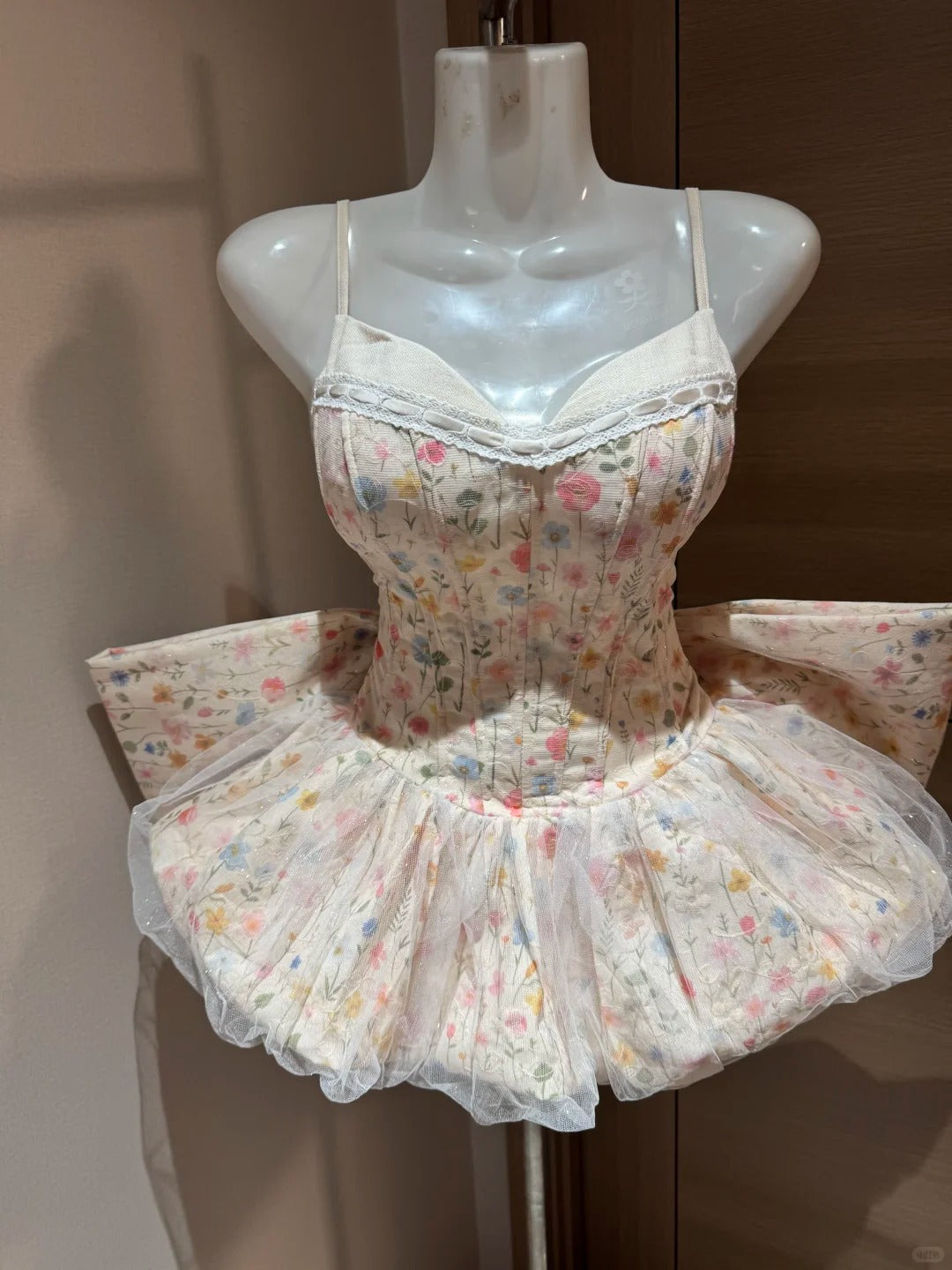 Robe de soirée mignonne à fines bretelles, florale, inspiration pois, soirée à Rio, idées de robes de bal de promo, robes de bal de promo RB4031