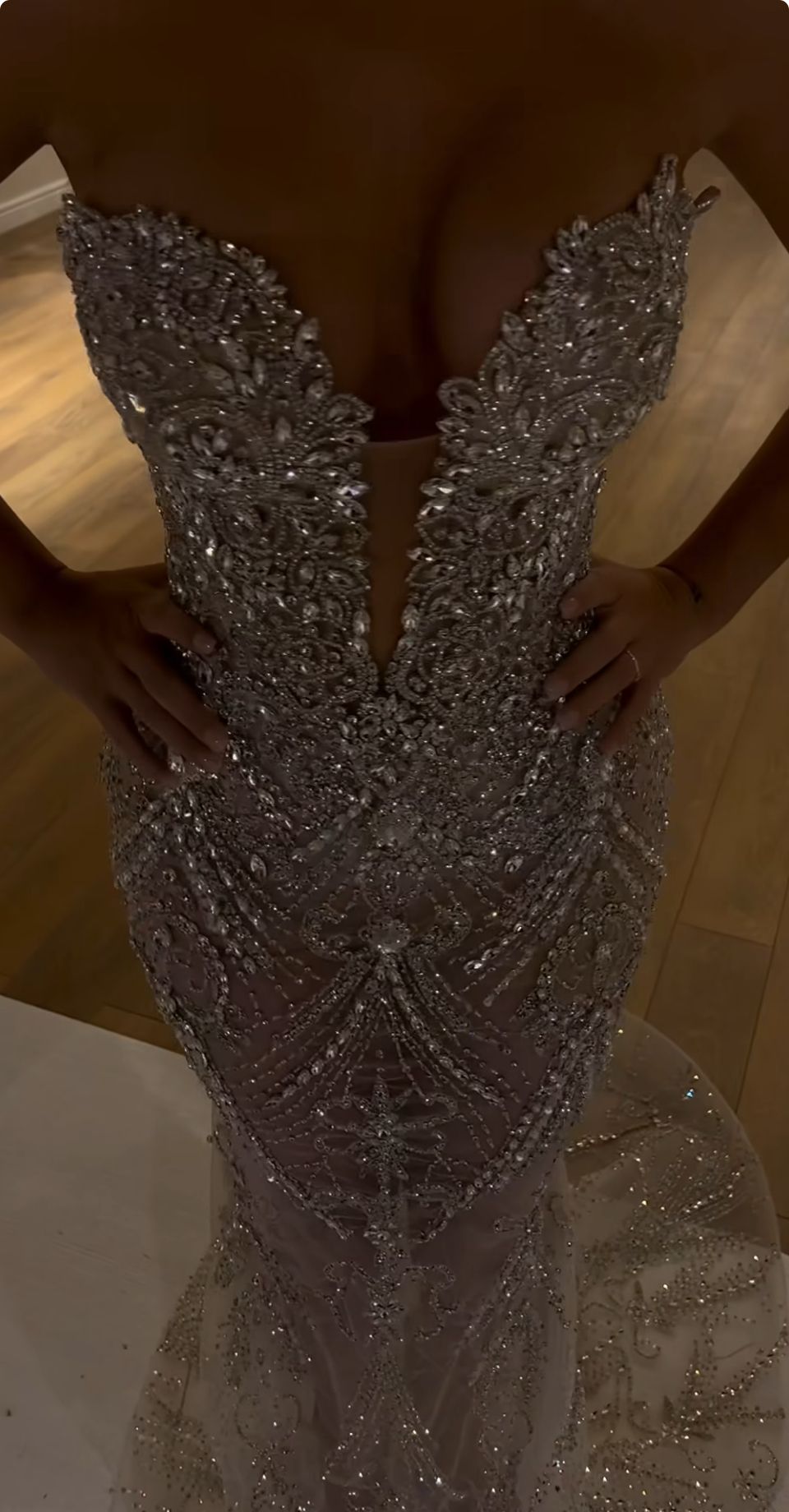 Robe de mariée sirène intemporelle en tulle blanc ornée de perles et de sequins, coupe longue et ajustée, référence N217