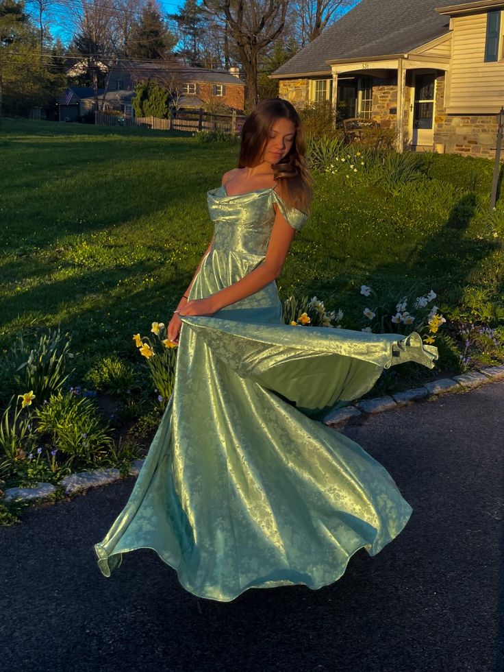 Robe de soirée élégante en satin vert menthe, coupe trapèze, épaules dénudées et manches courtes. Idéale pour un dîner chic ou une occasion spéciale (N223).