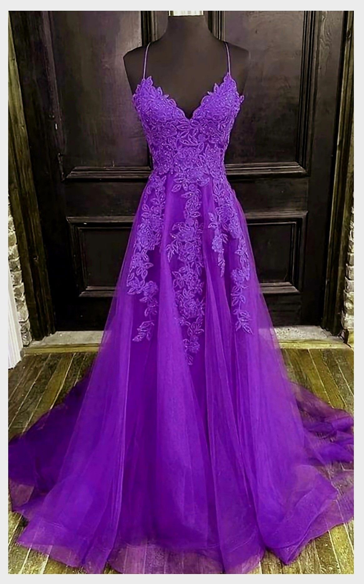 Robe de bal longue vintage en dentelle violette à fines bretelles et coupe trapèze, idéale pour les soirées de fin d'études (N038)