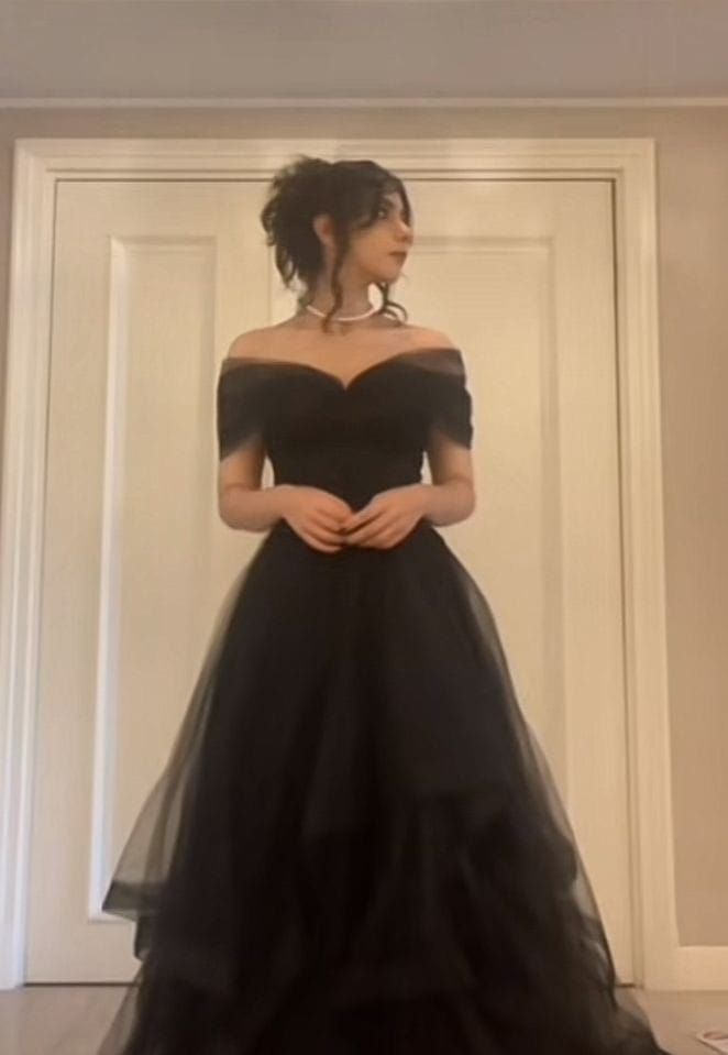 Elegantes schulterfreies, schwarzes, plissiertes Abendkleid aus Tüll AB715
