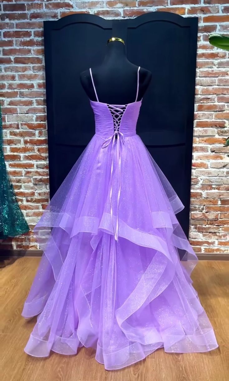Robe de bal longue en tulle lilas à fines bretelles et paillettes, idéale pour les soirées de fin d'études (N040)