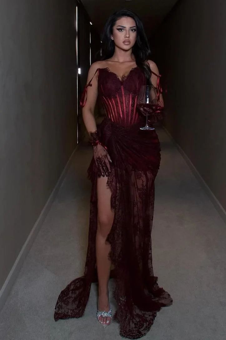Elegantes Meerjungfrauenkleid aus burgunderroter Spitze mit Spaghettiträgern und Beinschlitz – perfekt für Teenager, Abschlussball, Abendparty oder 18. Geburtstag (AB795)